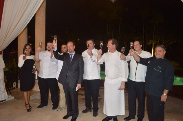 01- El Embajador de Francia, José Gómez, brinda junto a los chef por el éxito de Goût de France.