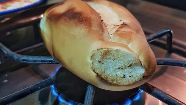 Pan tostado en hornilla