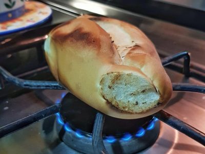 Pan tostado en hornilla